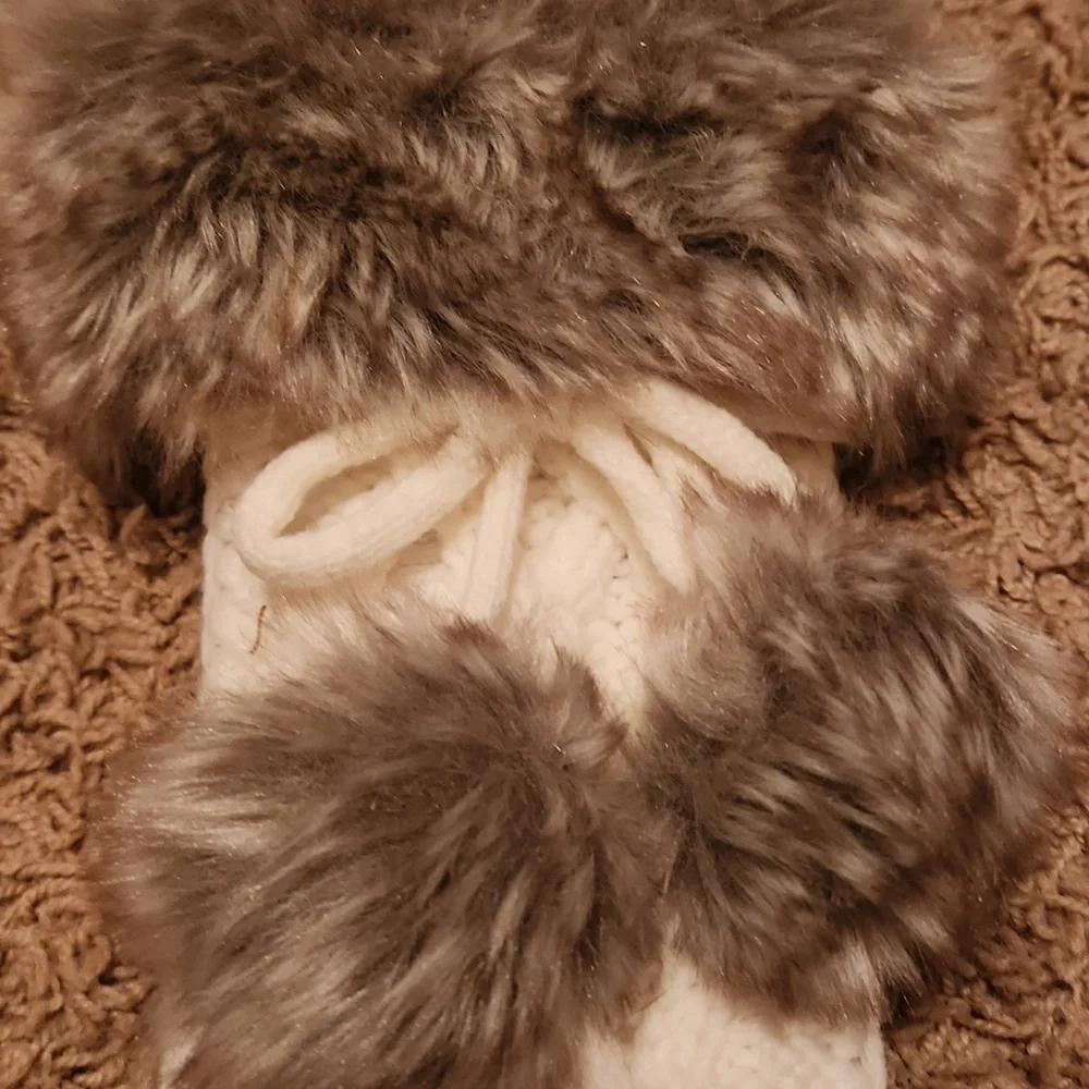UGG Cable Knit Cream Wine Bottle Holder with Faux Fur Trim